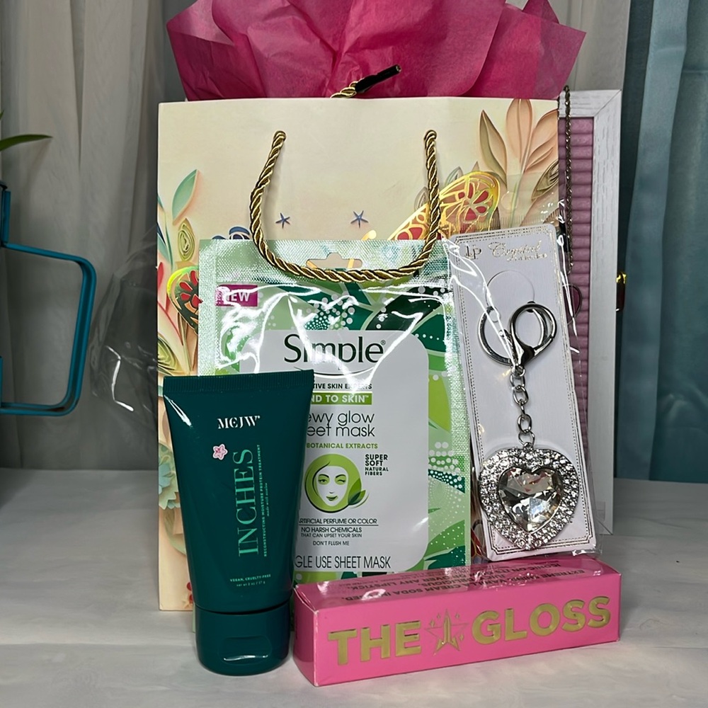 Gift Bag & Beauty Bundle - Picture 3 of 3